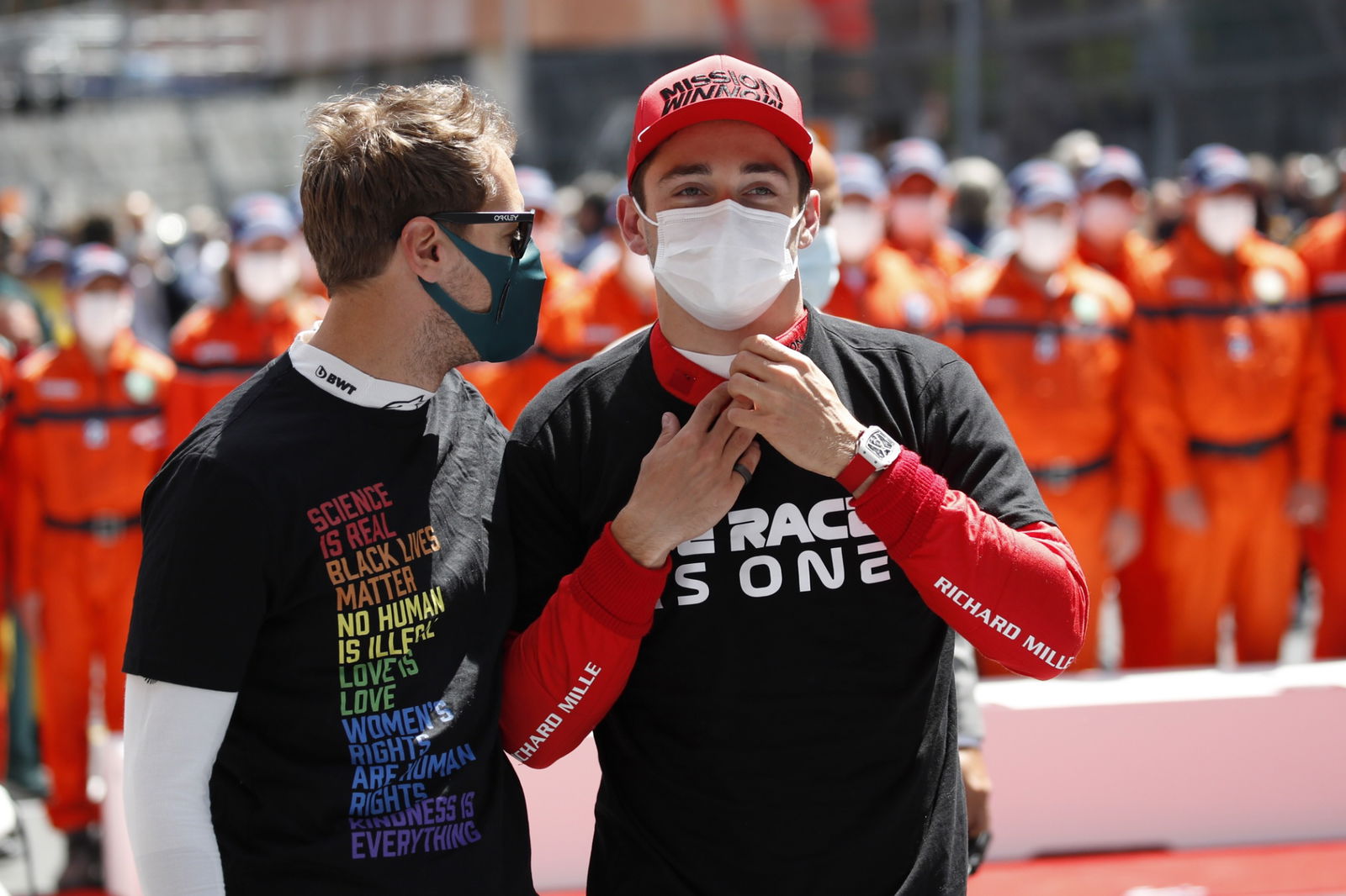 (L ke R ): Sebastian Vettel (GER) Tim Aston Martin F1 dengan Charles Leclerc (MON) Ferrari di