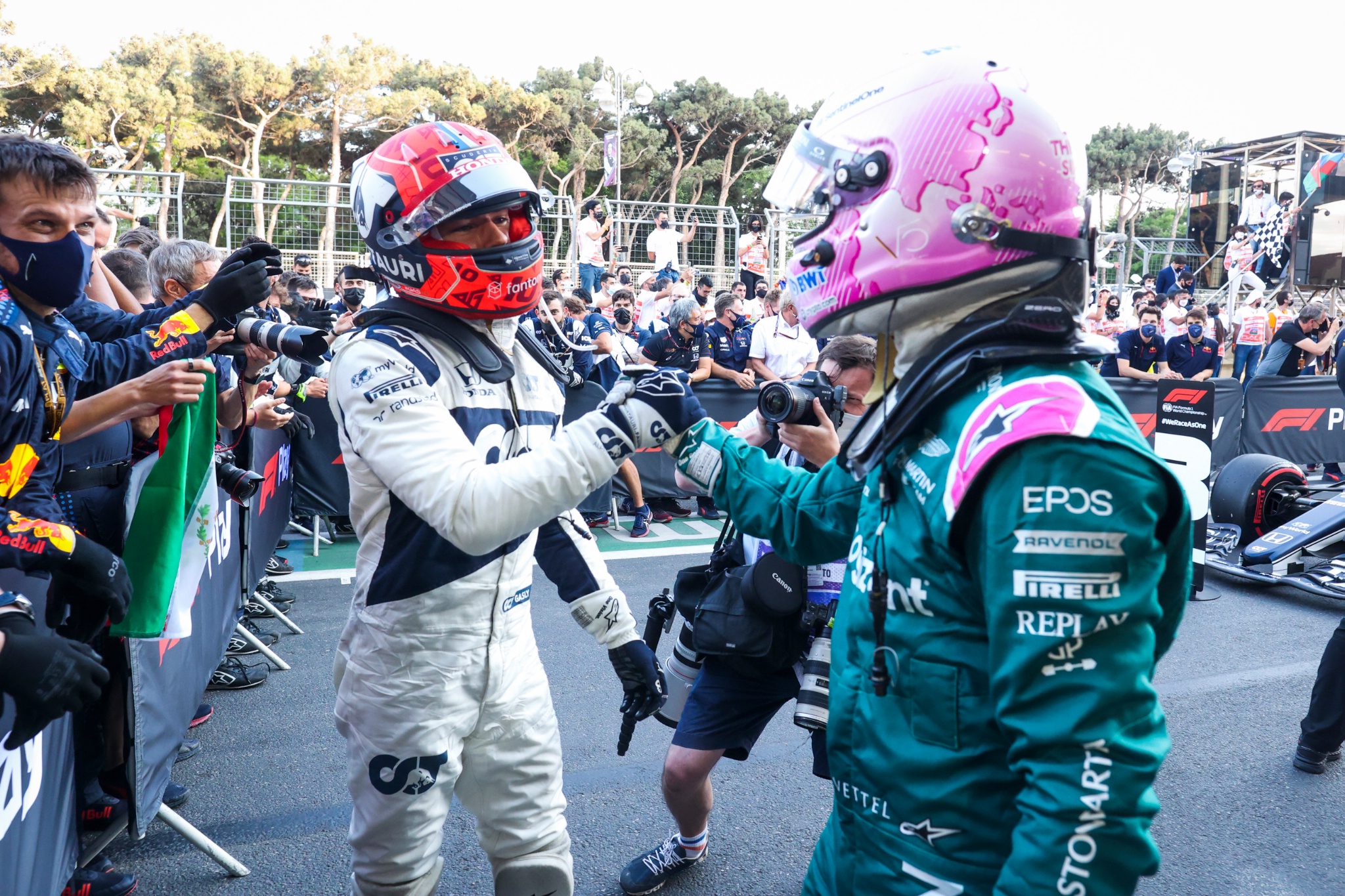 (L ke R ): Pierre Gasly (FRA) AlphaTauri merayakan posisi ketiganya dengan posisi kedua Sebastian Vettel (GER) Aston Martin