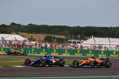 Fernando Alonso (ESP) ) Alpine F1 Team A521 dan Daniel Ricciardo (AUS) McLaren