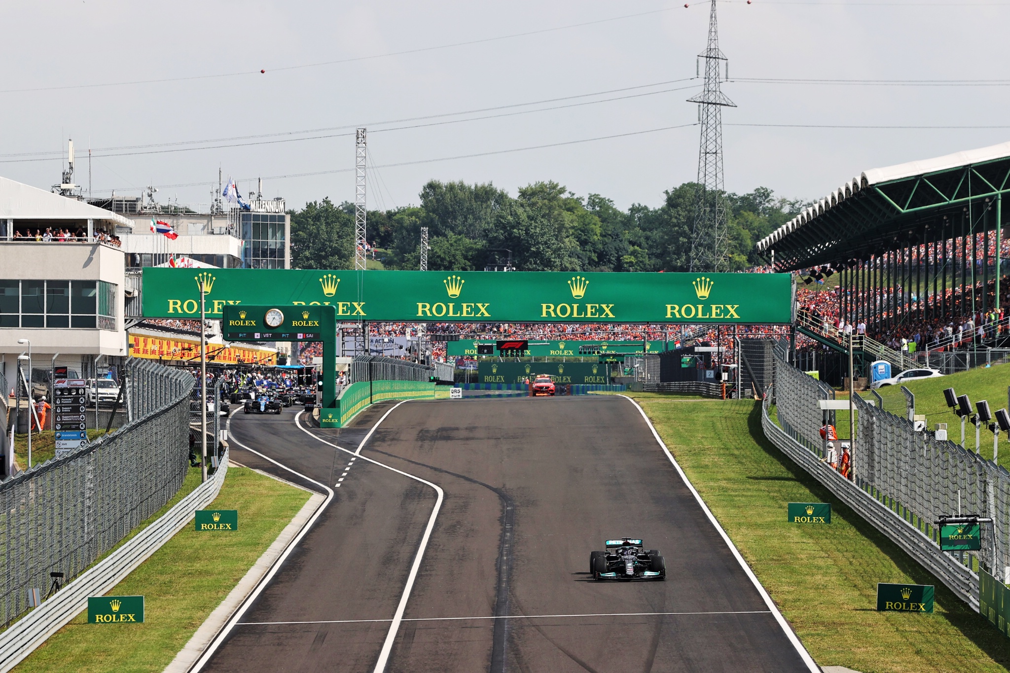 Lewis Hamilton (GBR ) Mercedes AMG F1 W12 memimpin saat balapan dimulai kembali seperti mobil lainnya