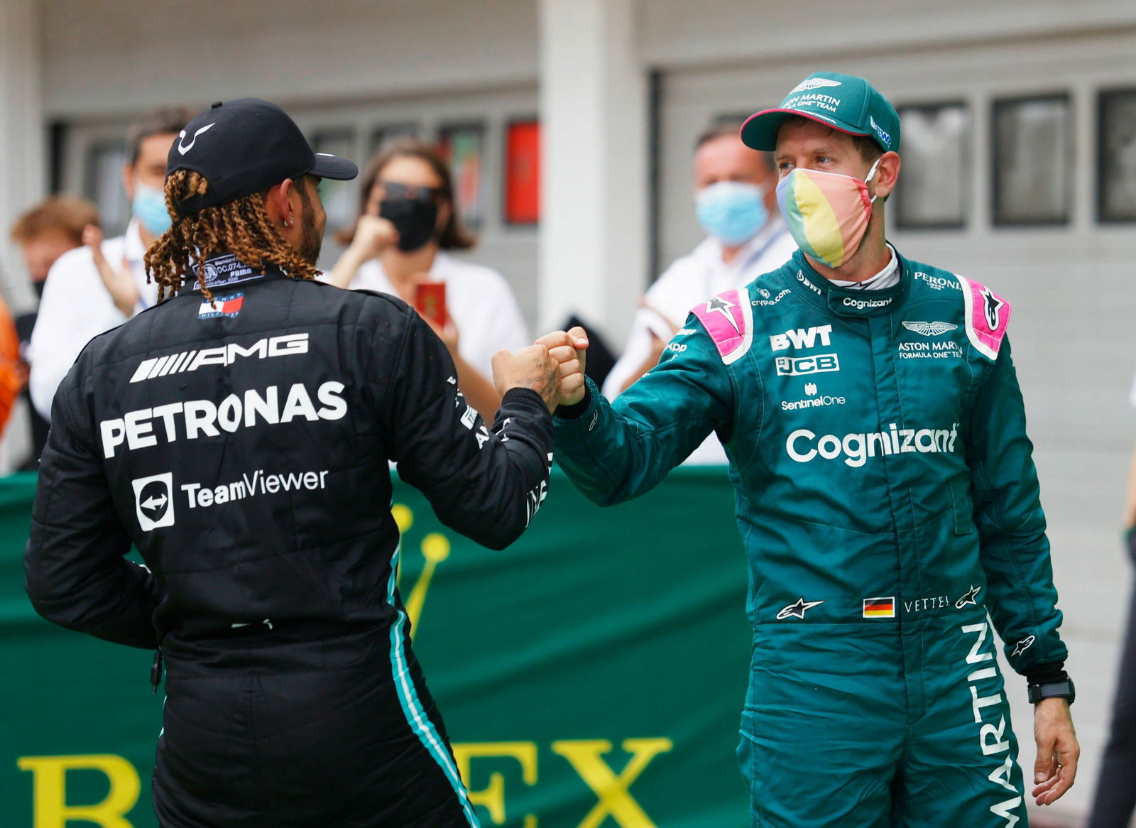 Lewis Hamilton (GBR) ) Mercedes AMG F1 merayakan posisi ketiganya dengan posisi kedua Sebastian Vettel (GER) Aston Martin F1