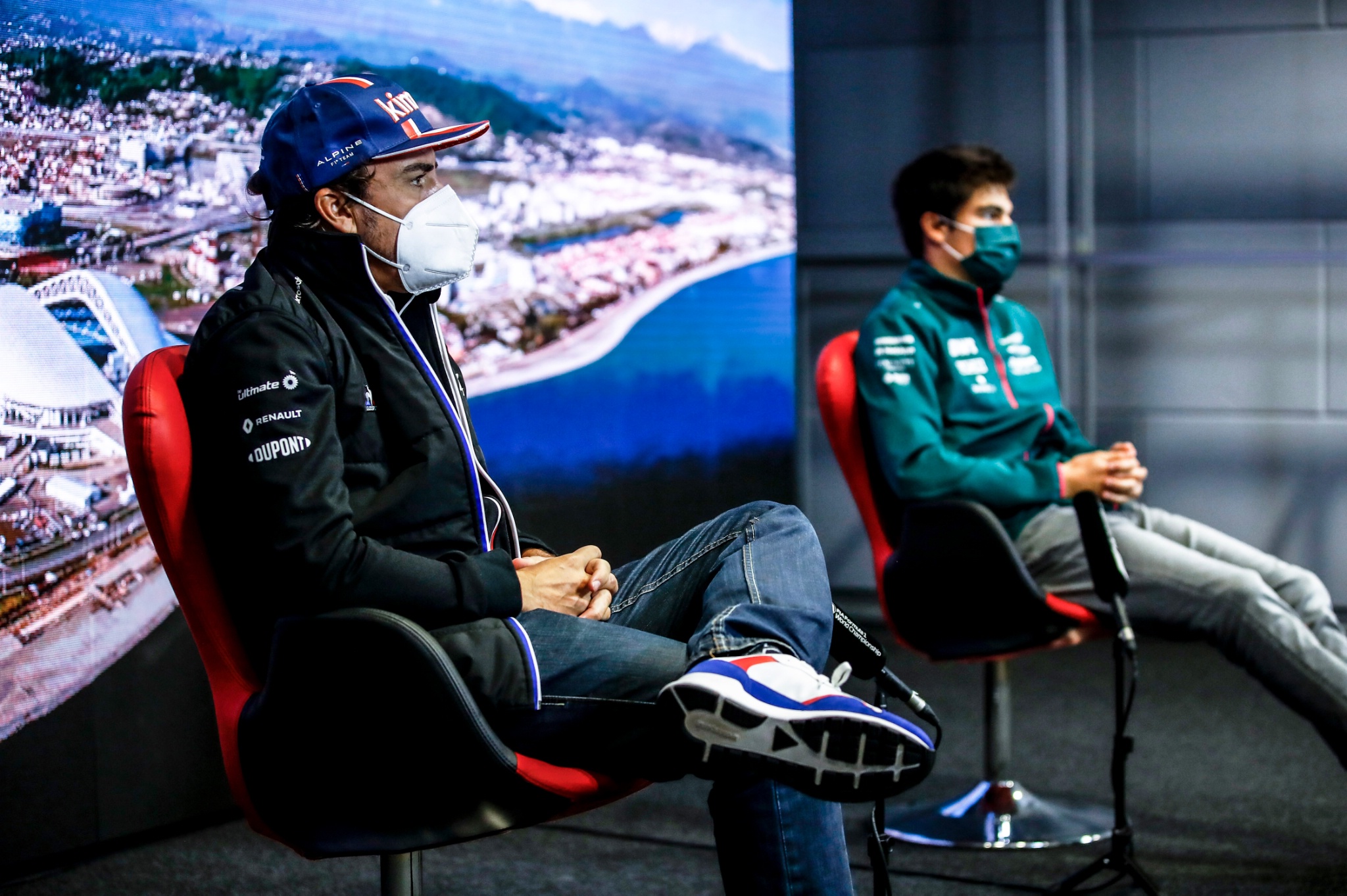 (L ke R ): Fernando Alonso (ESP) Alpine F1 Team dan Lance Stroll (CDN) Aston Martin F1 Team di FIA Press
