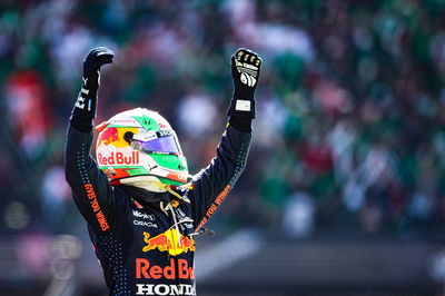 Sergio Perez (MEX) ) Red Bull Racing merayakan posisi ketiganya di parc