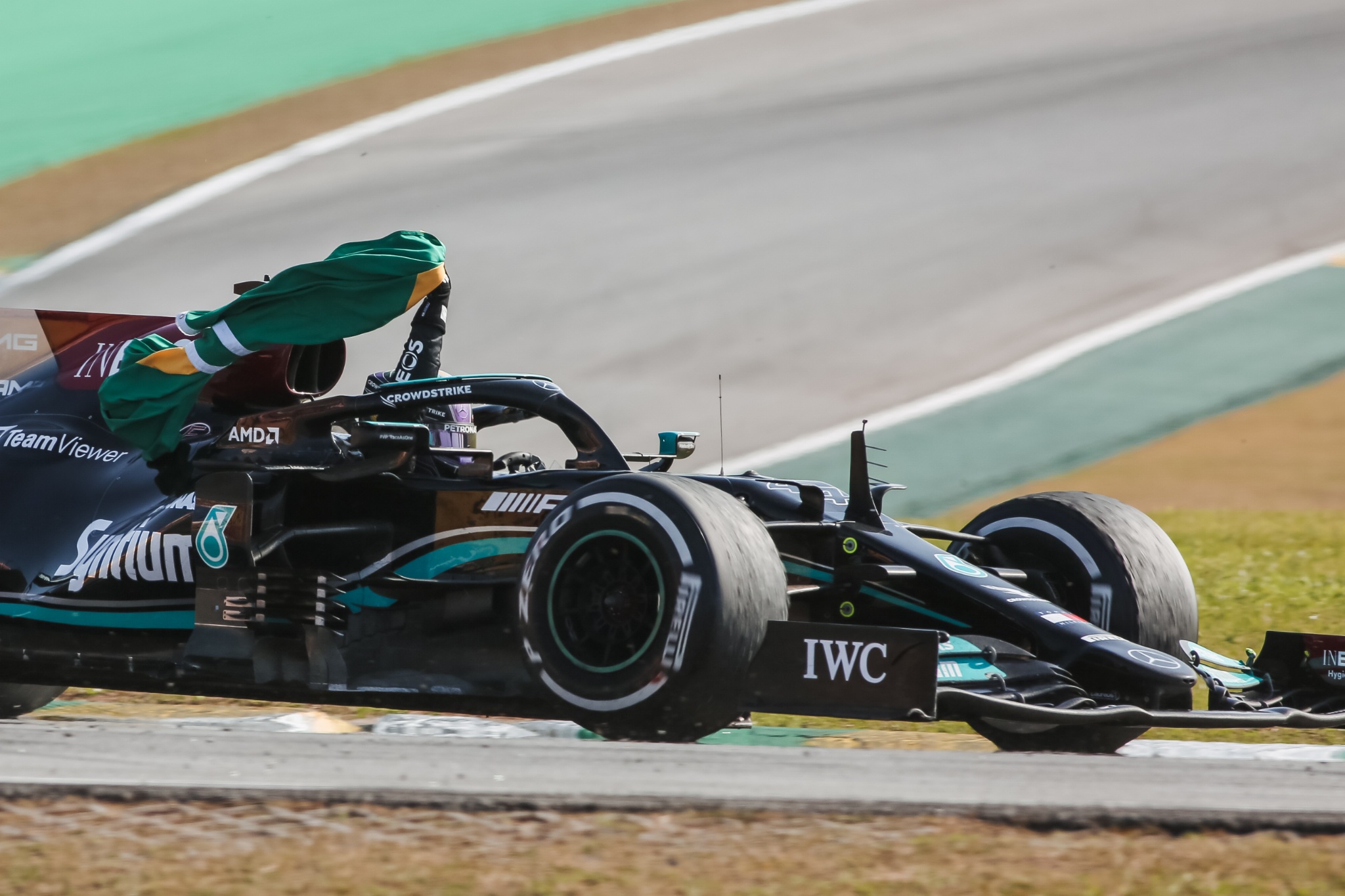Pemenang balapan Lewis Hamilton (GBR) Mercedes AMG F1 W12 merayakan membawa bendera Brasil di akhir