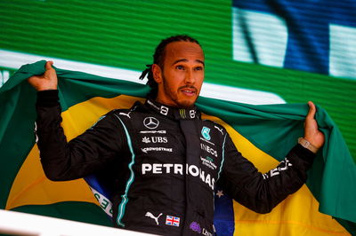 Pemenang lomba Lewis Hamilton (GBR) Mercedes AMG F1 merayakan di