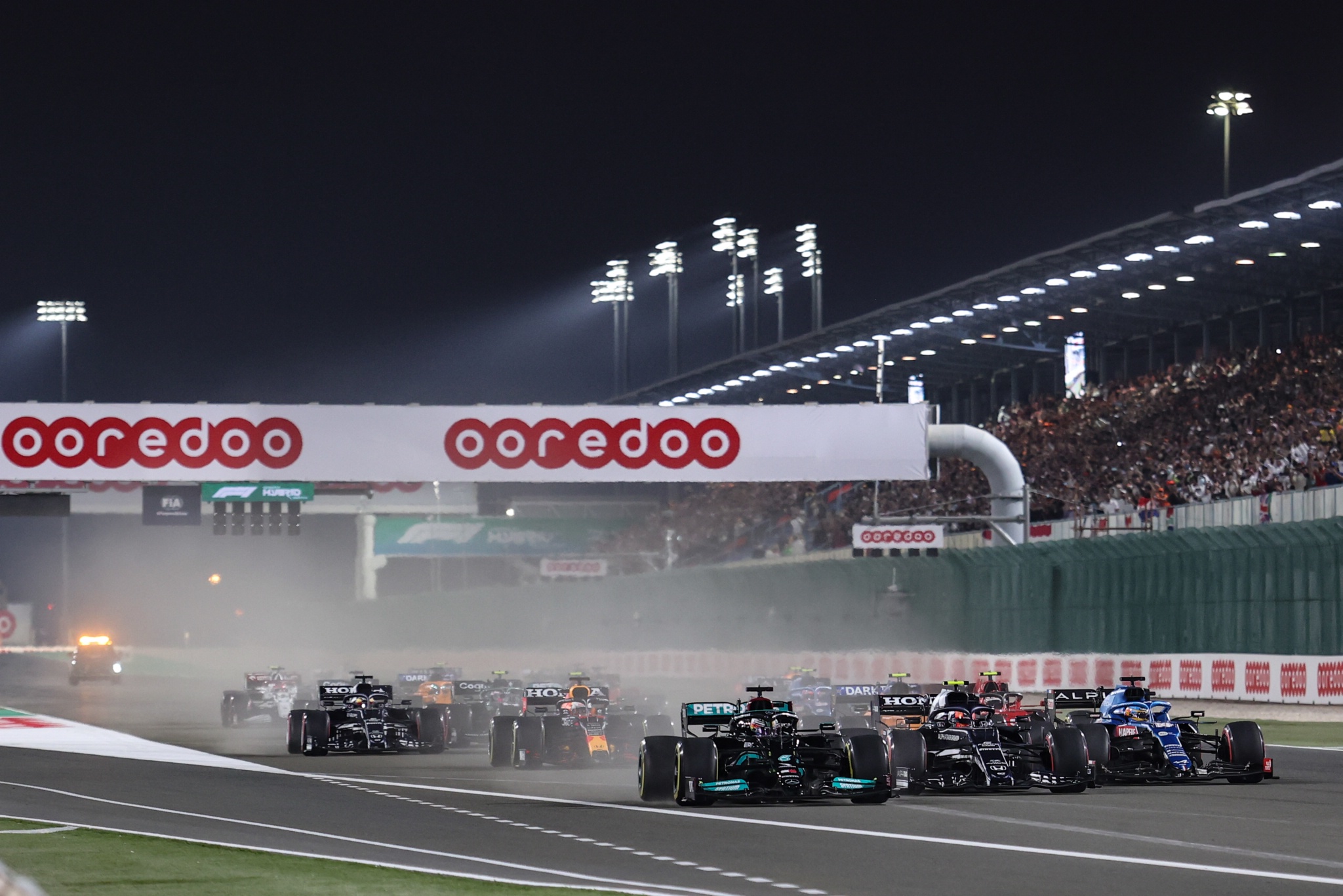 (L to R): Lewis Hamilton (GBR) Mercedes AMG F1 W12 leads at the start of the race with Pierre Gasly (FRA) AlphaTauri AT02