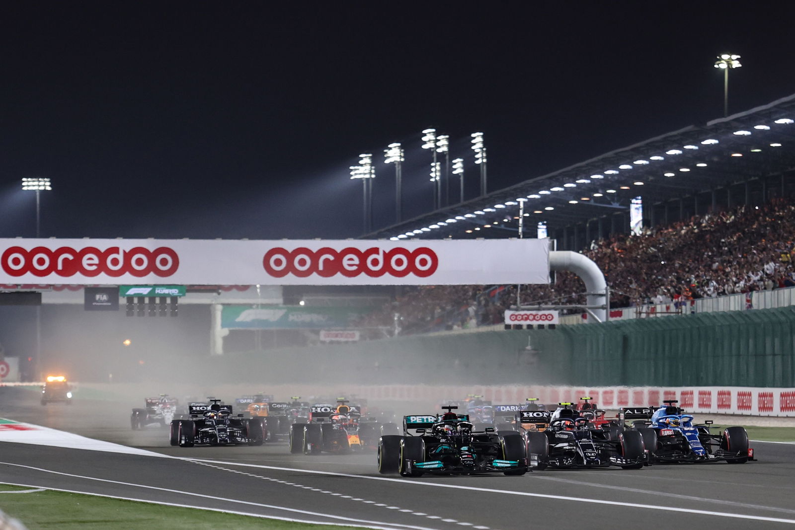 (L ke R ): Lewis Hamilton (GBR) Mercedes AMG F1 W12 memimpin di awal balapan dengan Pierre Gasly (FRA) AlphaTauri AT02