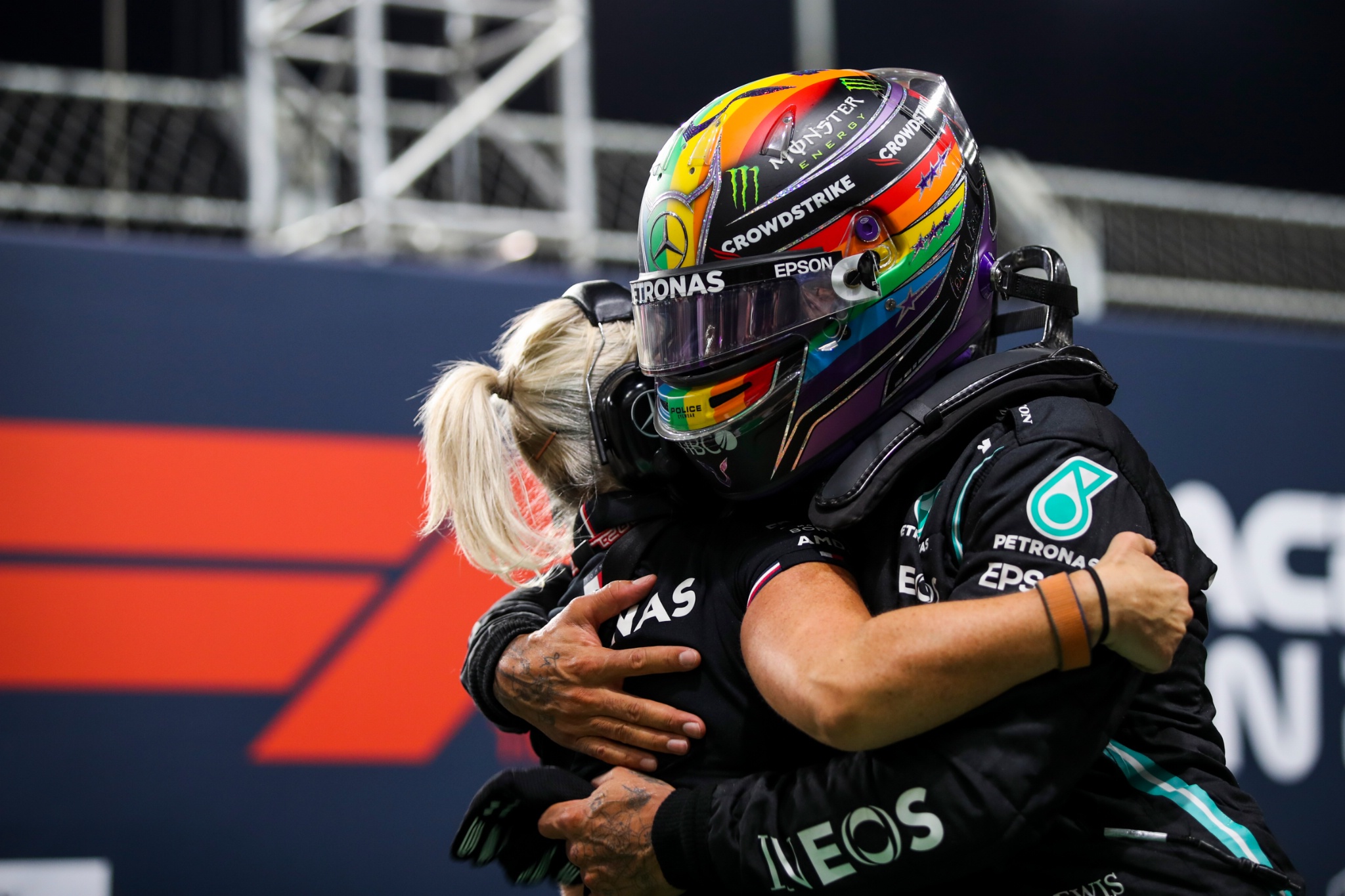 Lewis Hamilton (GBR) Mercedes AMG F1 celebrates his pole position in qualifying parc ferme with Angela Cullen (NZL) Mercedes