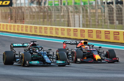 Lewis Hamilton (GBR) Mercedes AMG F1 W12 and Max Verstappen (NLD) Red Bull Racing RB16B battle for the lead at the start of