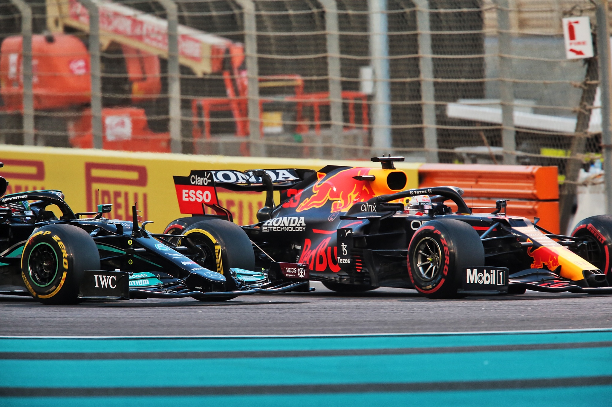 Lewis Hamilton (GBR) Mercedes AMG F1 W12 and Max Verstappen (NLD) Red Bull Racing RB16B battle for the lead at the start of