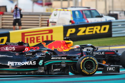 Lewis Hamilton (GBR) Mercedes AMG F1 W12 and Max Verstappen (NLD) Red Bull Racing RB16B battle for the lead at the start of