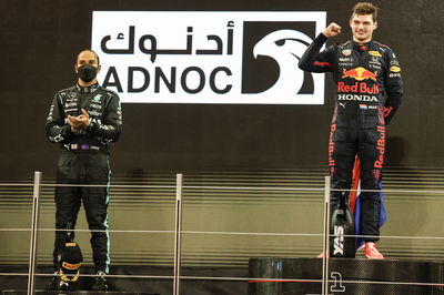 Lewis Hamilton (GBR) ), Mercedes AMG F1 dan Max Verstappen (NLD), Red Bull