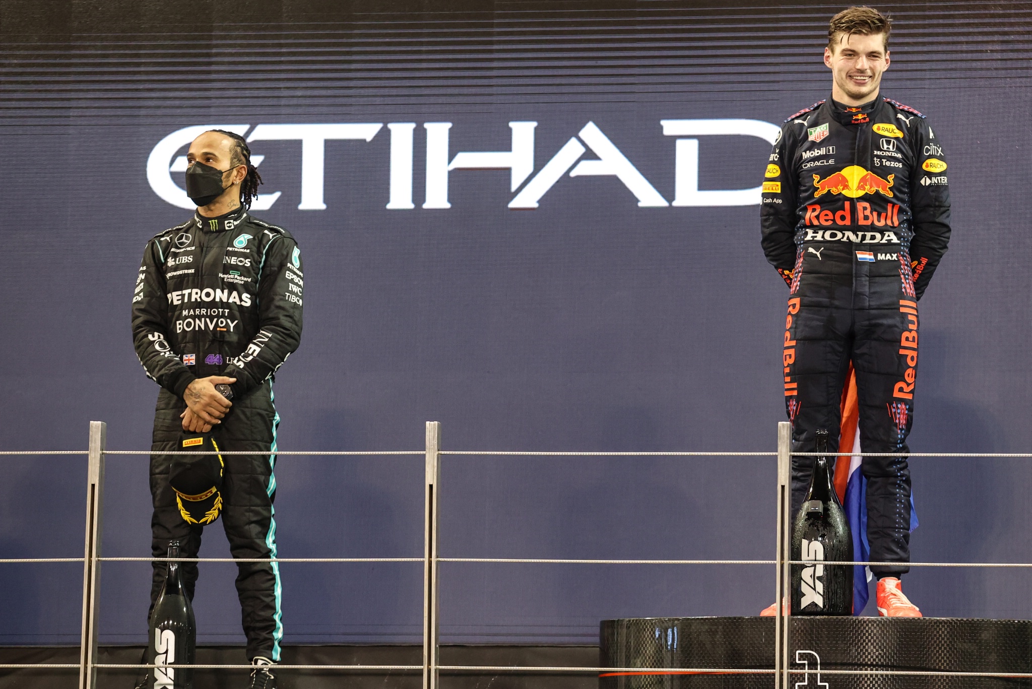Lewis Hamilton (GBR ), Mercedes AMG F1 dan Max Verstappen (NLD), Red Bull