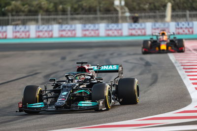 Lewis Hamilton (GBR ), Mercedes AMG F1 dan Max Verstappen (NLD), Red Bull