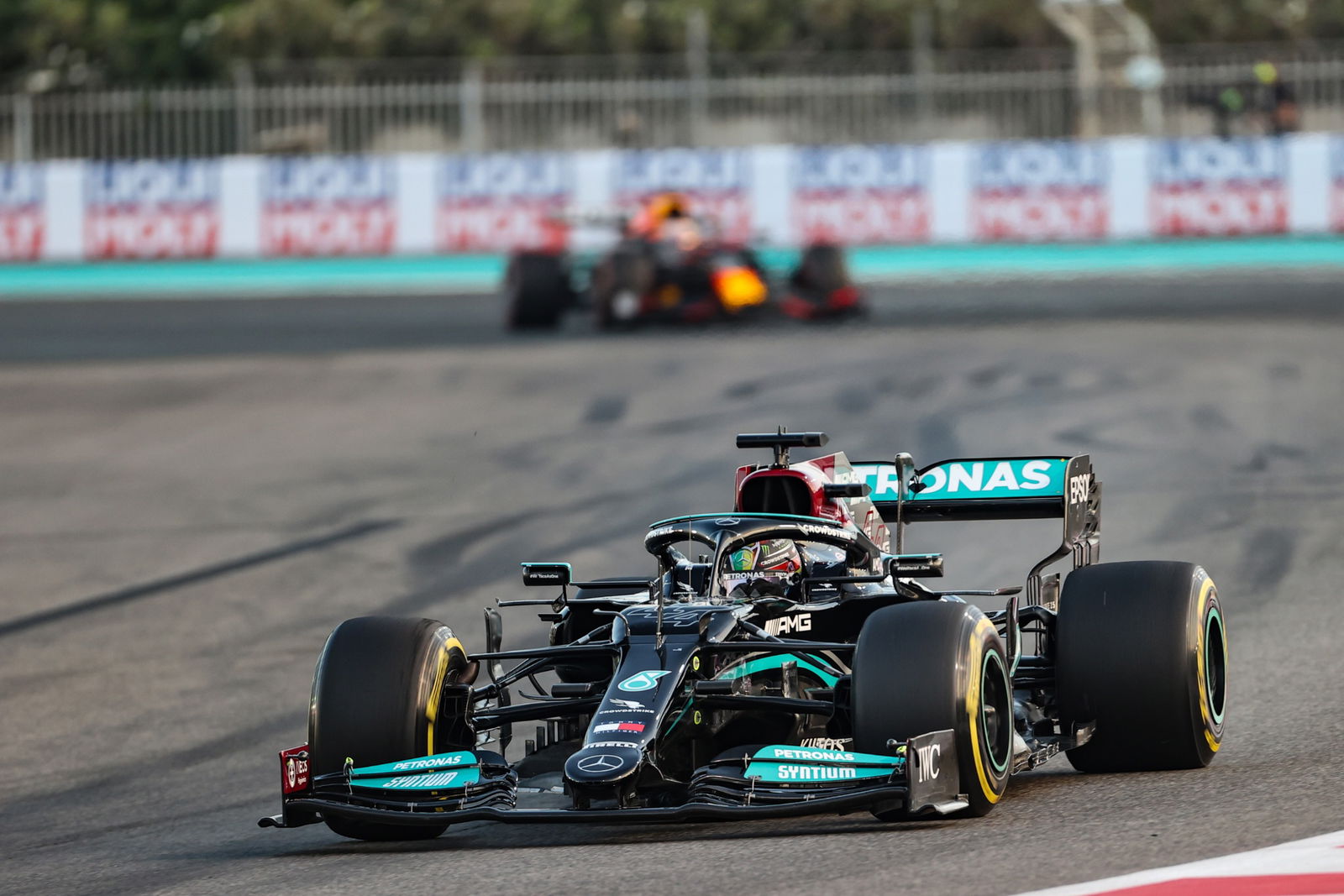 Lewis Hamilton (GBR) ), Mercedes AMG F1 dan Max Verstappen (NLD), Red Bull