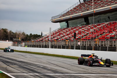 Sergio Perez (MEX) ) Red Bull Racing RB18 dan Lewis Hamilton (GBR) Mercedes AMG F1