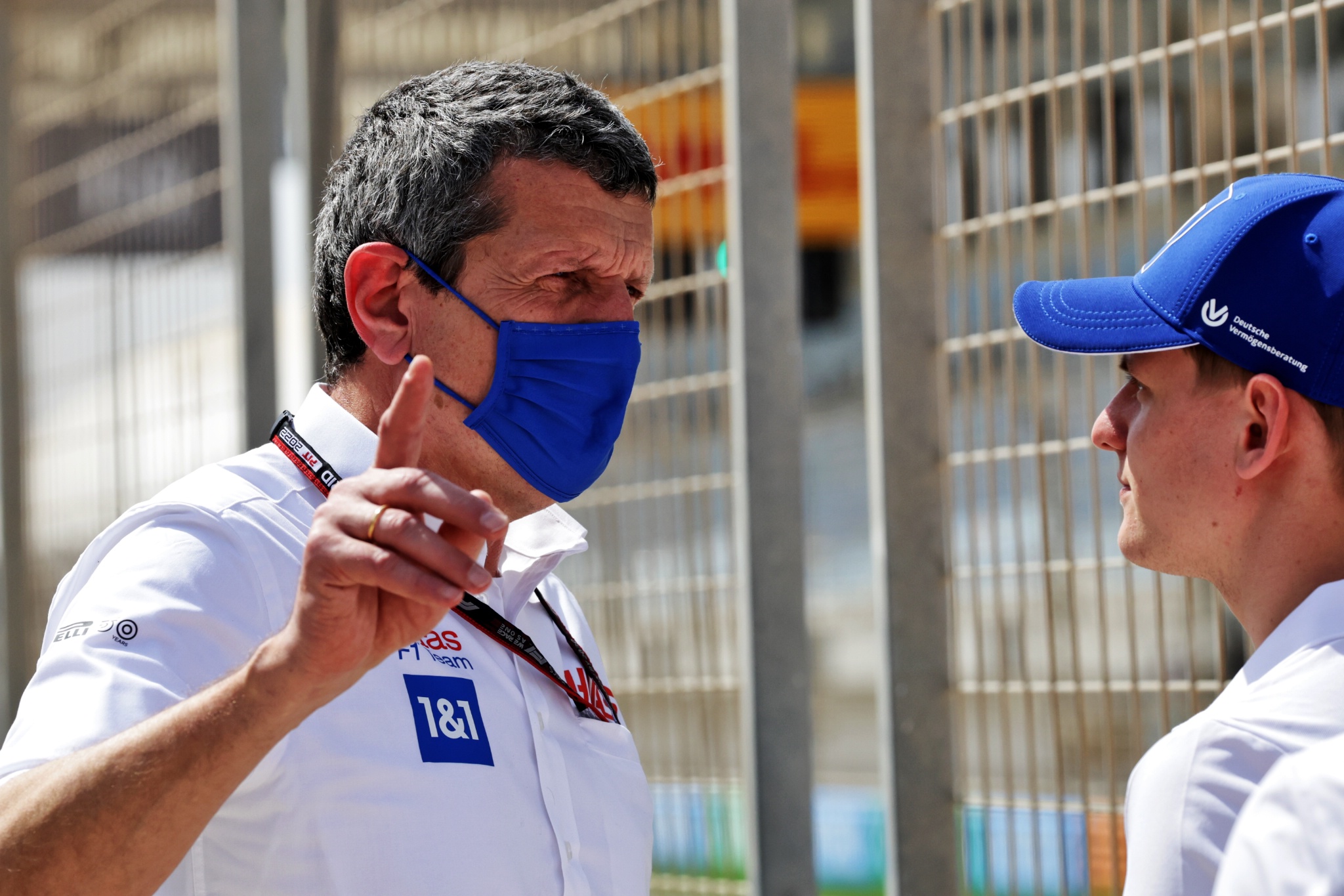 (L ke R ): Guenther Steiner (ITA) Ketua Tim Haas F1 bersama Mick Schumacher (GER) Haas F1
