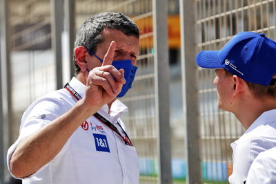 (L ke R ): Guenther Steiner (ITA) Haas F1 Team Principal dengan Mick Schumacher (GER) Haas F1