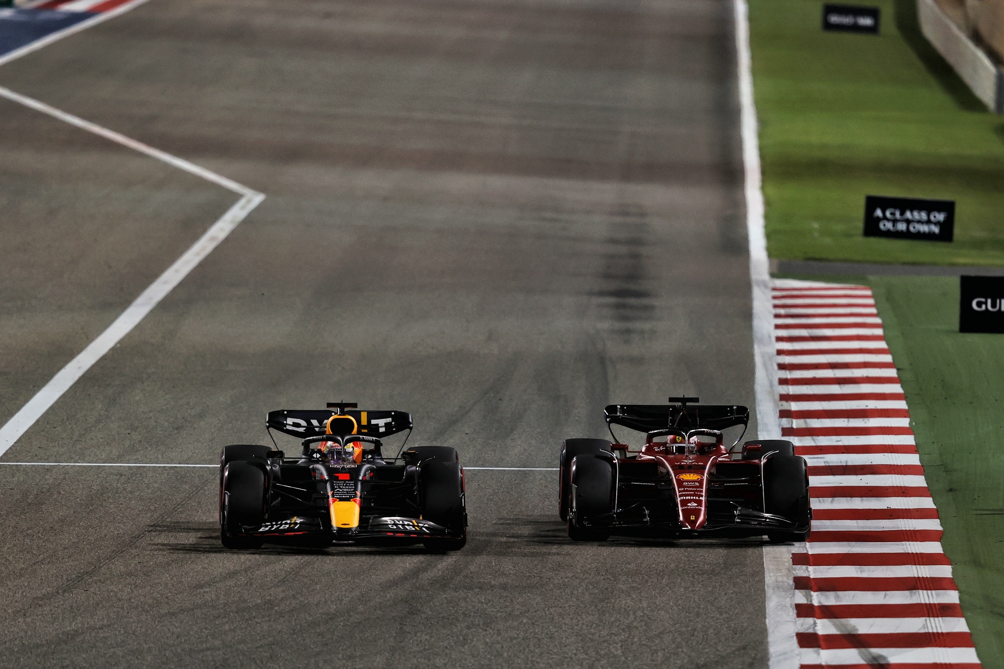 Charles Leclerc (MON) ) Ferrari F1-75 dan Max Verstappen (NLD) Red Bull Racing RB18 memperebutkan posisi.