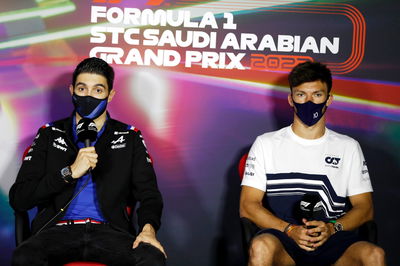 (L ke R ): Esteban Ocon (FRA) Alpine F1 Team dan Pierre Gasly (FRA) AlphaTauri di FIA Press