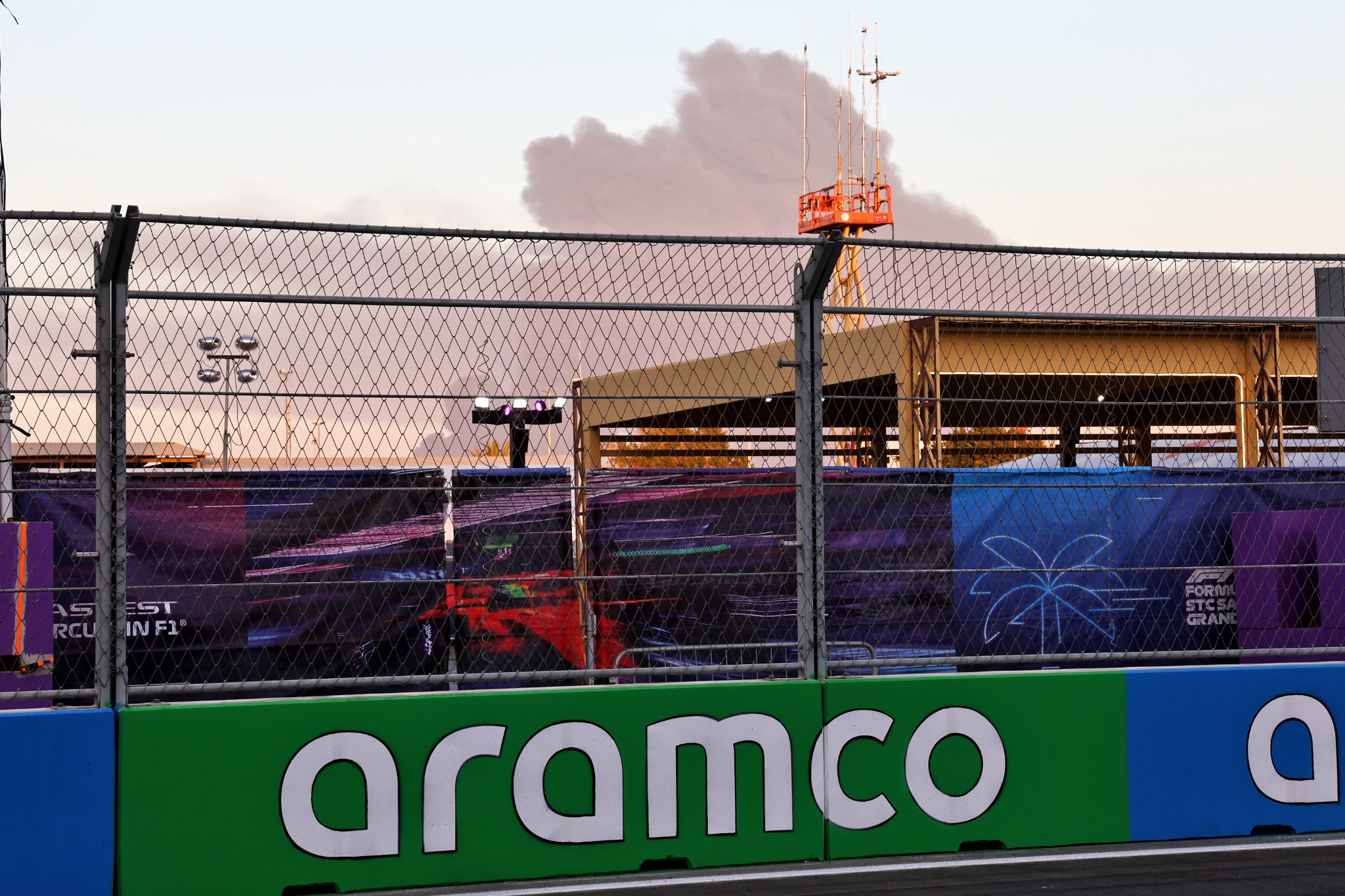 Suasana sirkuit - asap dari serangan rudal di fasilitas minyak Aramco.
