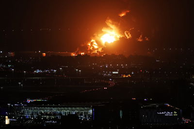 Circuit atmosphere - fire following a missile strike on an Aramco oil facility.