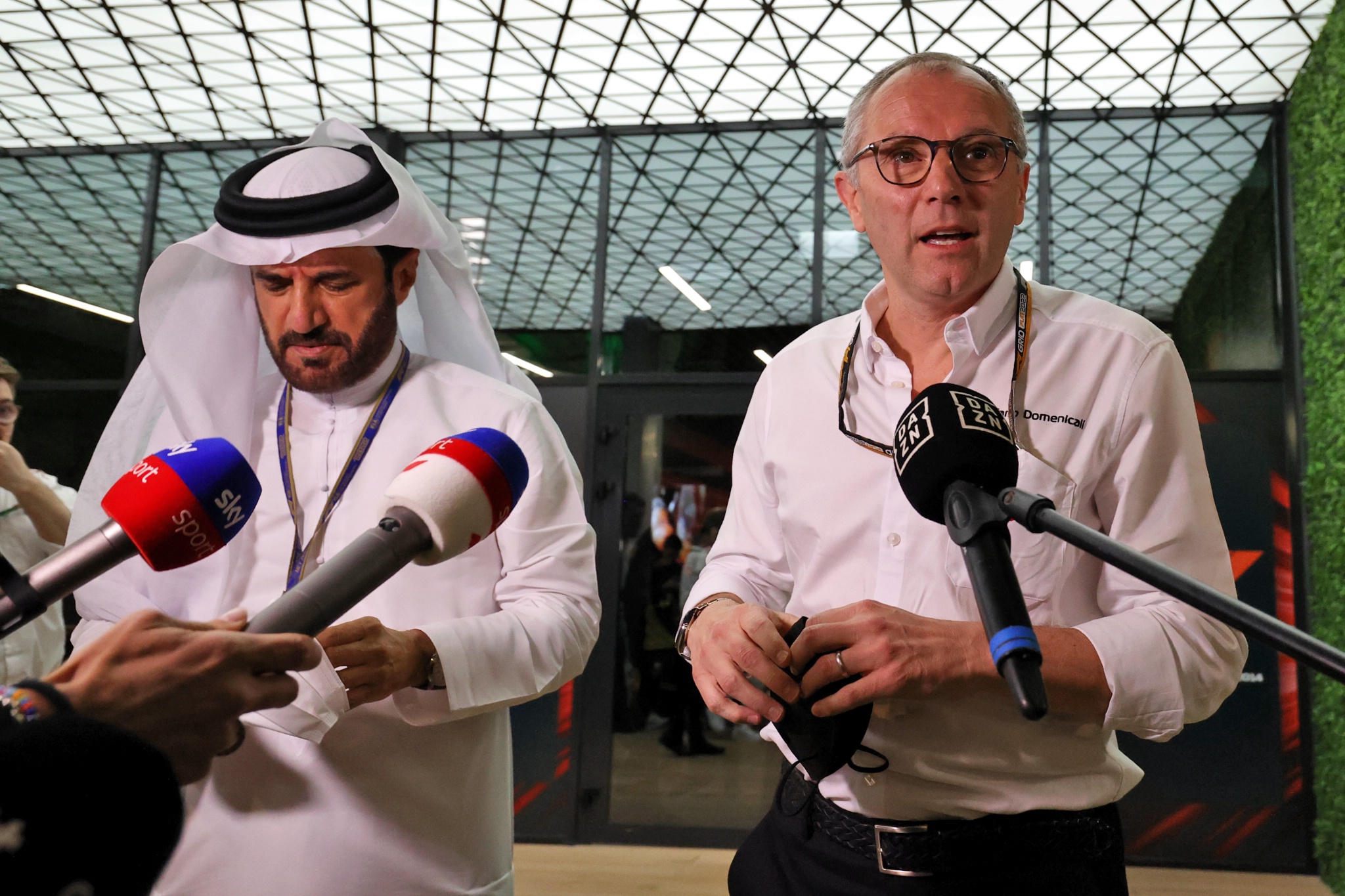 (L ke R ): Mohammed Bin Sulayem (UEA) Presiden FIA dan Stefano Domenicali (ITA) Presiden dan CEO Formula Satu berbicara kepada media setelah pertemuan jika tim dan pembalap menyusul serangan rudal di fasilitas minyak Aramco dekat sirkuit.