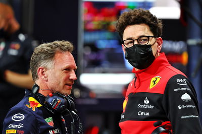 (L ke R ): Christian Horner (GBR) Red Bull Racing Team Principal dengan Mattia Binotto (ITA) Ferrari Team