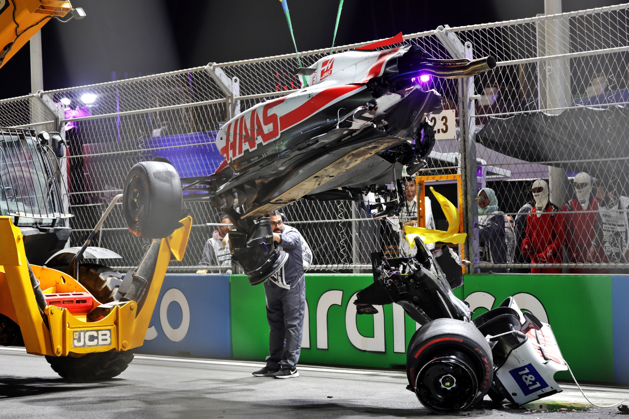 Haas VF yang rusak -22 dari Tim Mick Schumacher (GER) Haas F1 dikeluarkan dari sirkuit setelah ia jatuh selama
