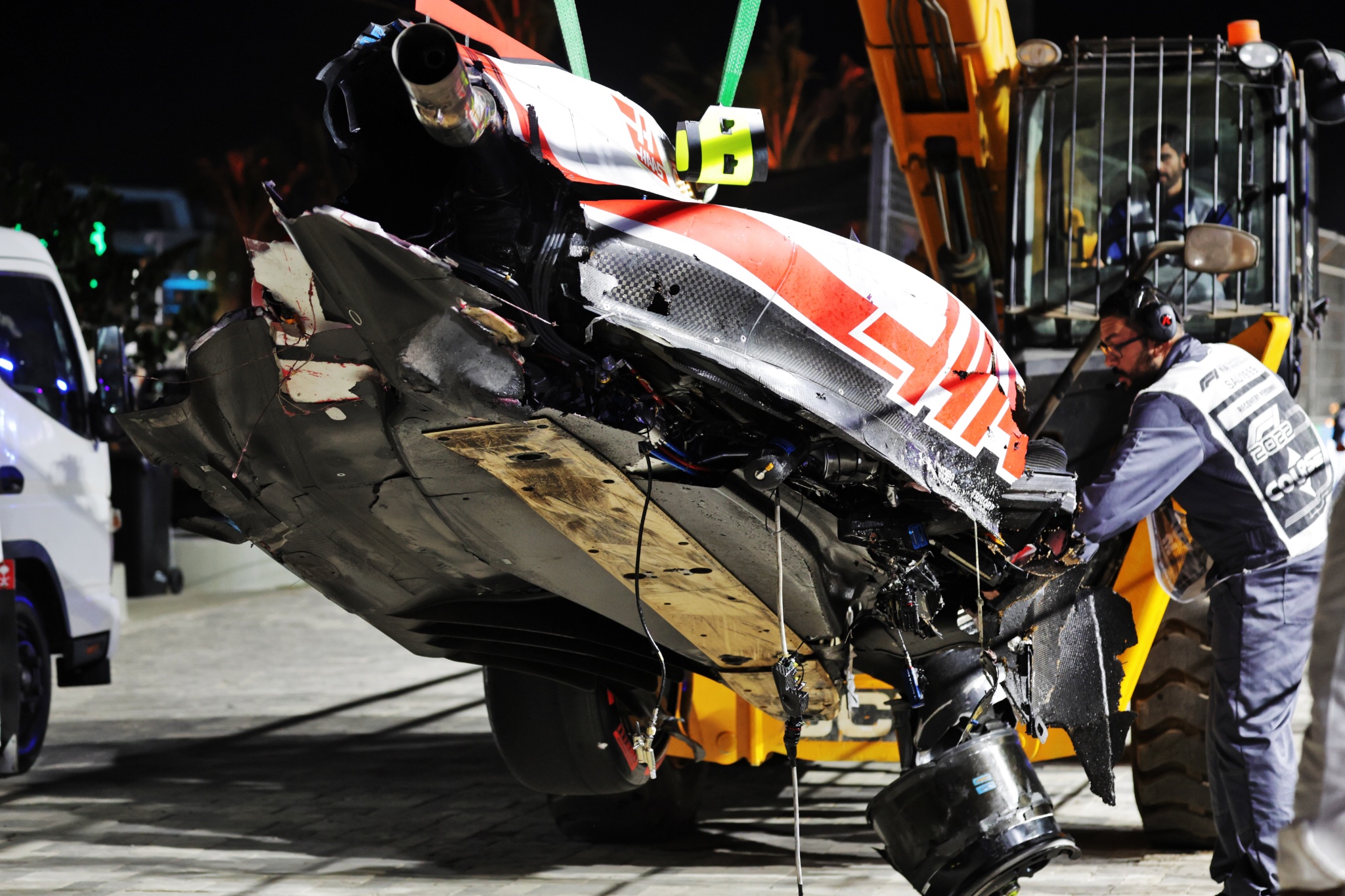 Haas VF yang rusak -22 Mick Schumacher (GER) Tim Haas F1 dikeluarkan dari sirkuit setelah dia jatuh saat kualifikasi.