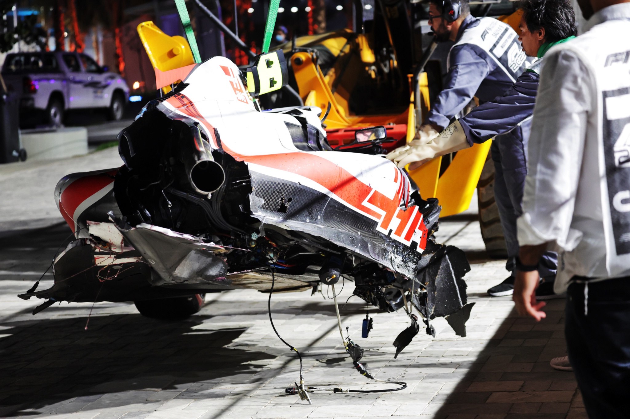 Haas VF yang rusak -22 Mick Schumacher (GER) Tim Haas F1 dikeluarkan dari sirkuit setelah dia jatuh saat kualifikasi.
