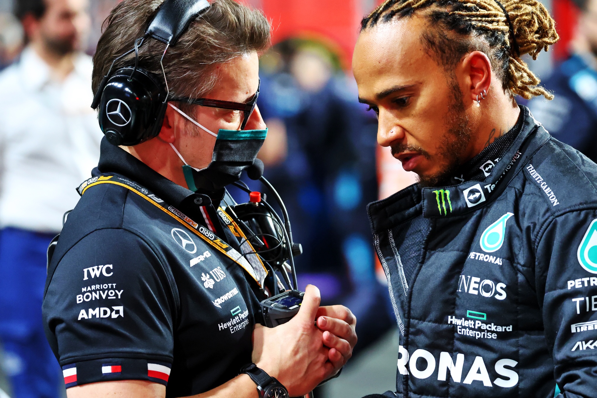 (L to R): Peter Bonnington (GBR) Mercedes AMG F1 Race Engineer with Lewis Hamilton (GBR) Mercedes AMG F1 on the grid.