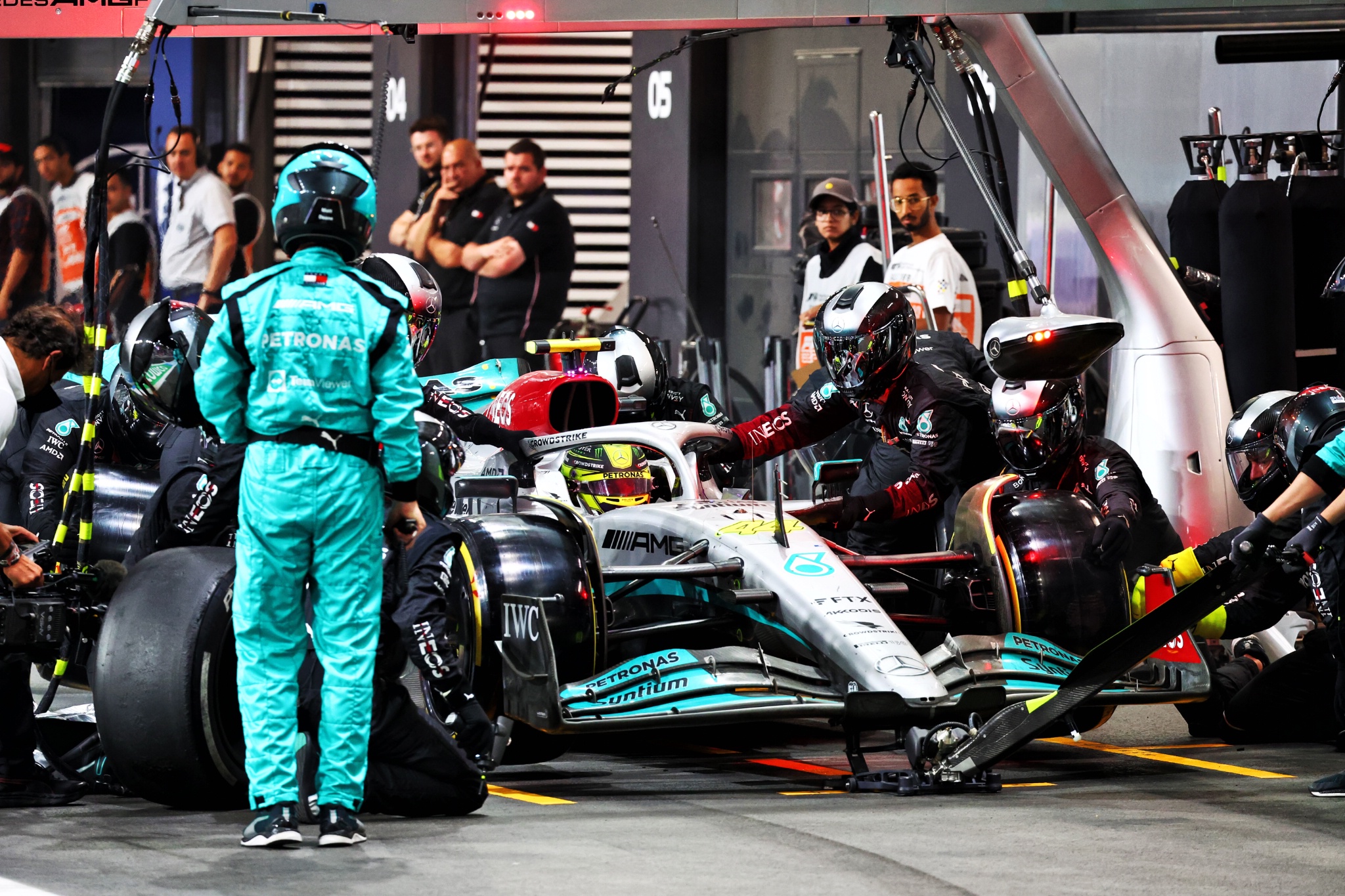 Lewis Hamilton (GBR) Mercedes AMG F1 W13 makes a pit