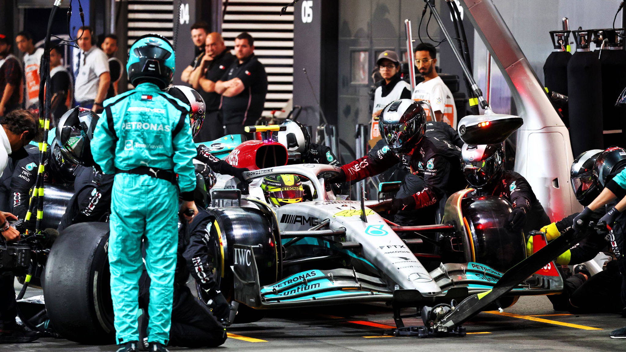 Lewis Hamilton (GBR) Mercedes AMG F1 W13 makes a pit stop.