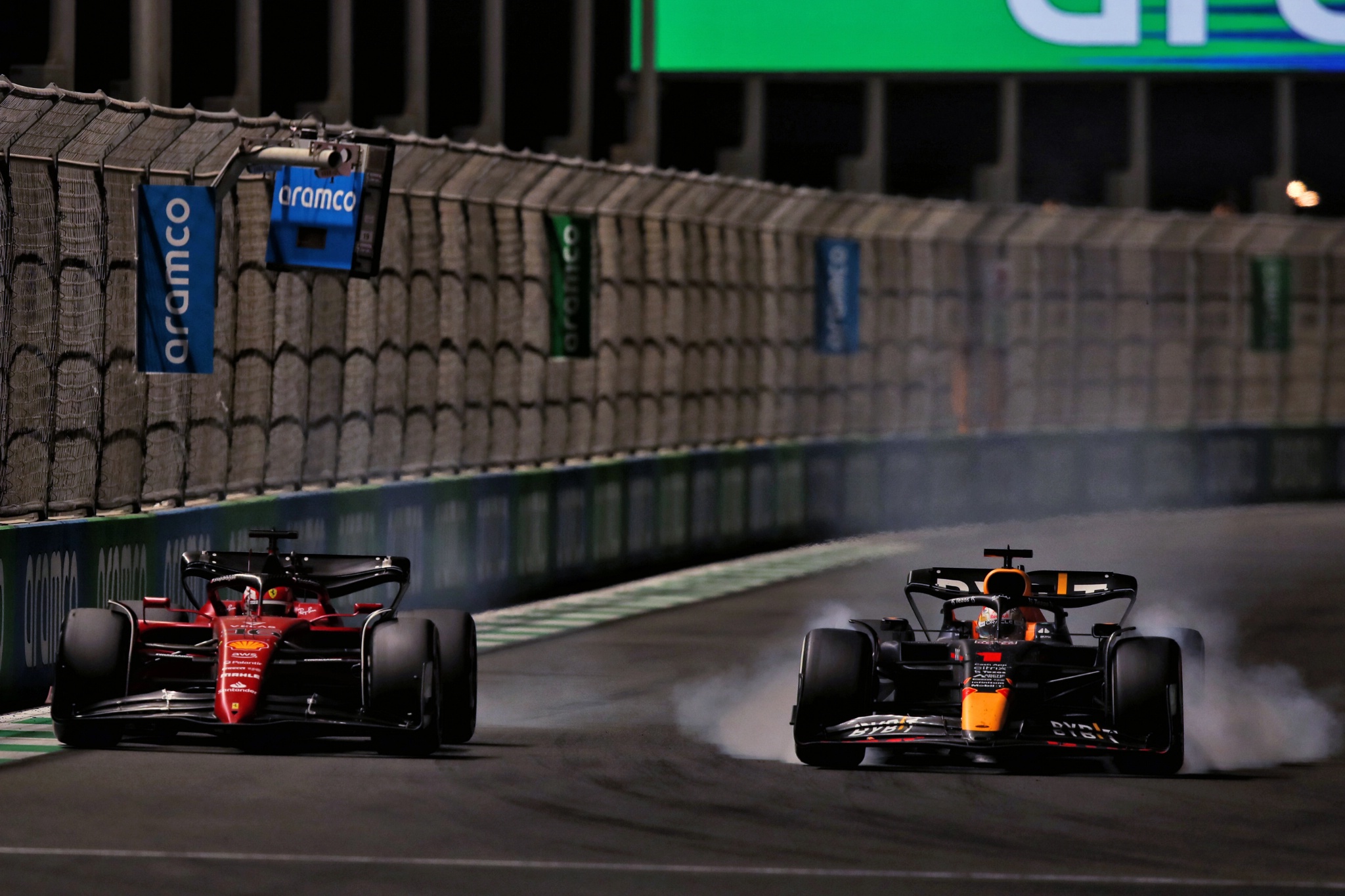 Charles Leclerc (MON) ) Ferrari F1-75 dan Max Verstappen (NLD) Red Bull Racing RB18 bertarung untuk memimpin balapan.