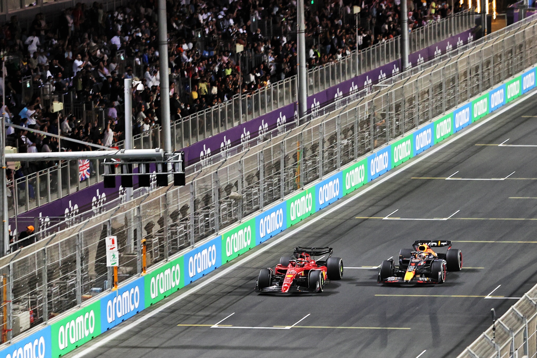 Charles Leclerc (MON) ) Ferrari F1-75 dan Max Verstappen (NLD) Red Bull Racing RB18 bertarung untuk memimpin balapan.
