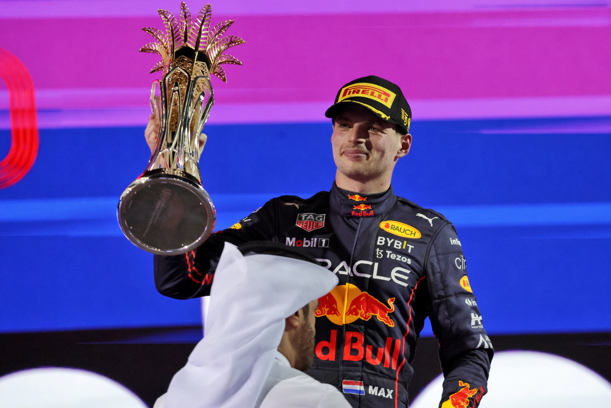 Pemenang lomba Max Verstappen (NLD) Red Bull Racing merayakannya di podium.