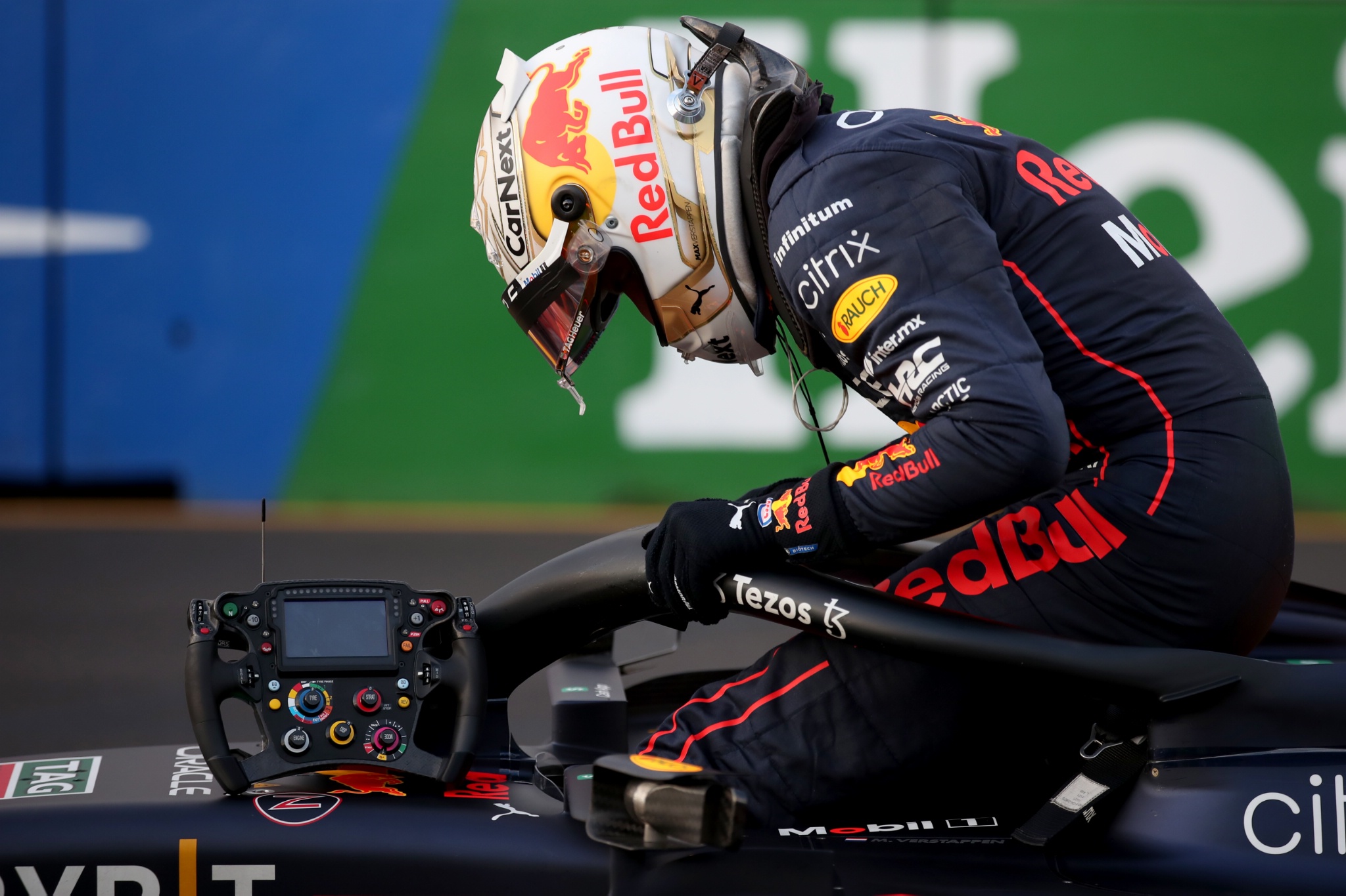 Max Verstappen (NLD) Red Bull Racing RB18 in qualifying parc ferme. Formula 1 World Championship, Rd 3, Australian Grand