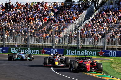 Charles Leclerc (MON) ) Ferrari F1-75 dan Max Verstappen (NLD) Red Bull Racing RB18 bertarung untuk memimpin balapan. Formula