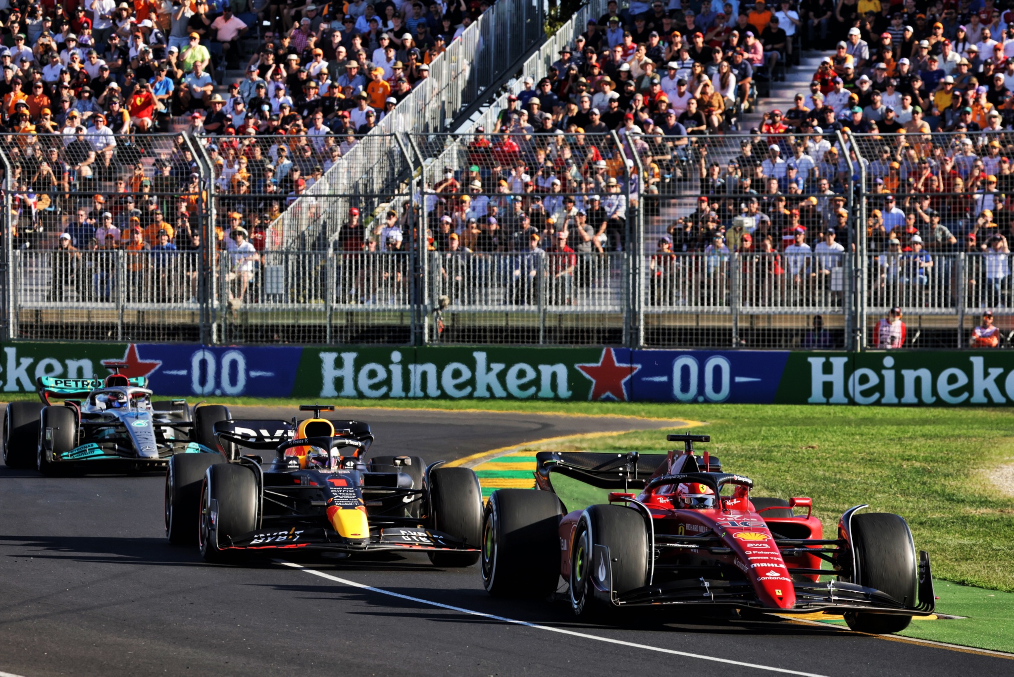 Charles Leclerc (MON) ) Ferrari F1-75 dan Max Verstappen (NLD) Red Bull Racing RB18 bertarung untuk memimpin balapan. Formula