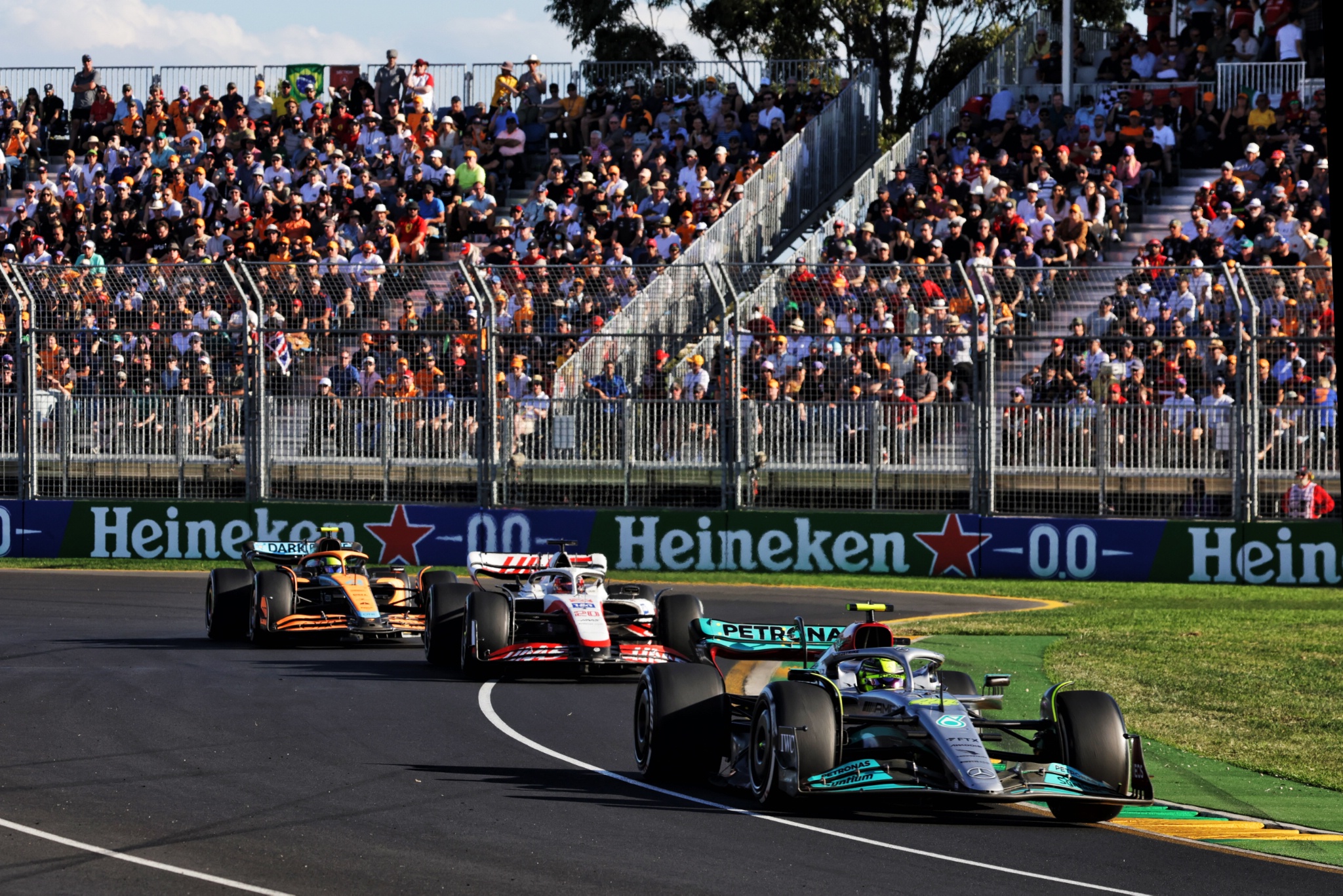 Lewis Hamilton (GBR) ) Mercedes AMG F1 W13. Kejuaraan Dunia Formula 1, Rd 3, Grand Prix Australia, Albert Park,
