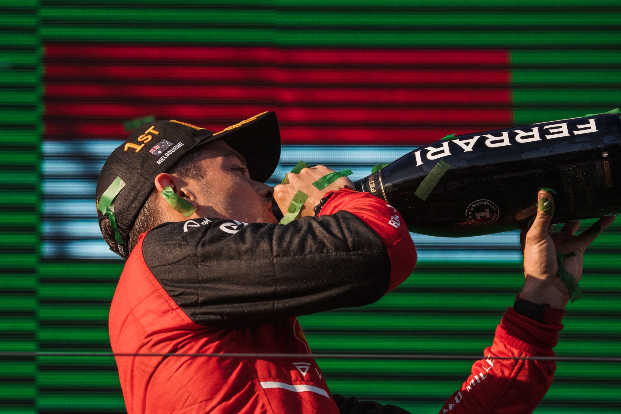 Pemenang balapan Charles Leclerc (MON) Ferrari merayakannya di podium. Kejuaraan Dunia Formula 1, Rd 3, Australian Grand