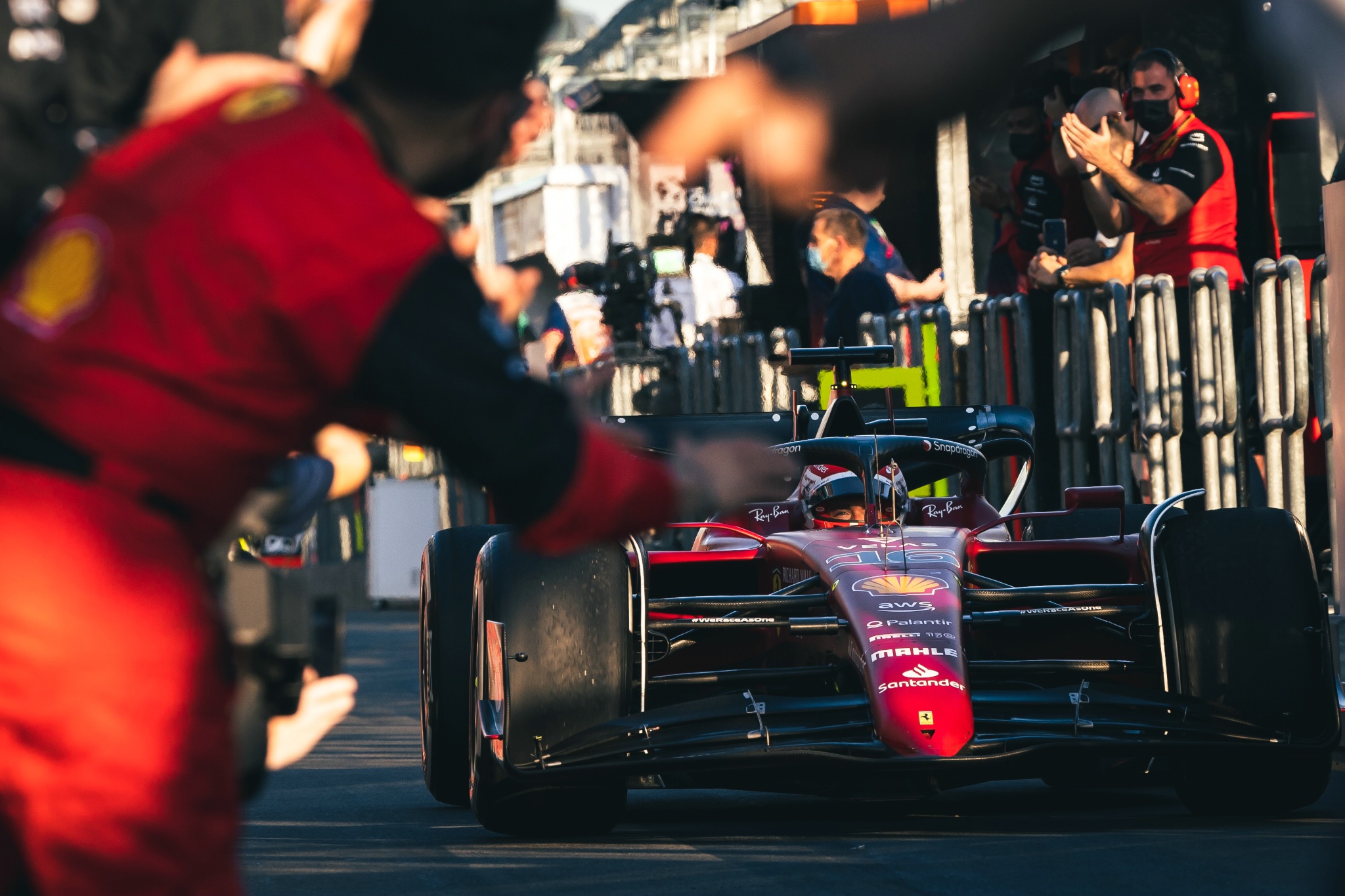 Pemenang lomba Charles Leclerc] (MON) Ferrari F1-75 di parc ferme. Kejuaraan Dunia Formula 1, Rd 3, Australian Grand Prix,