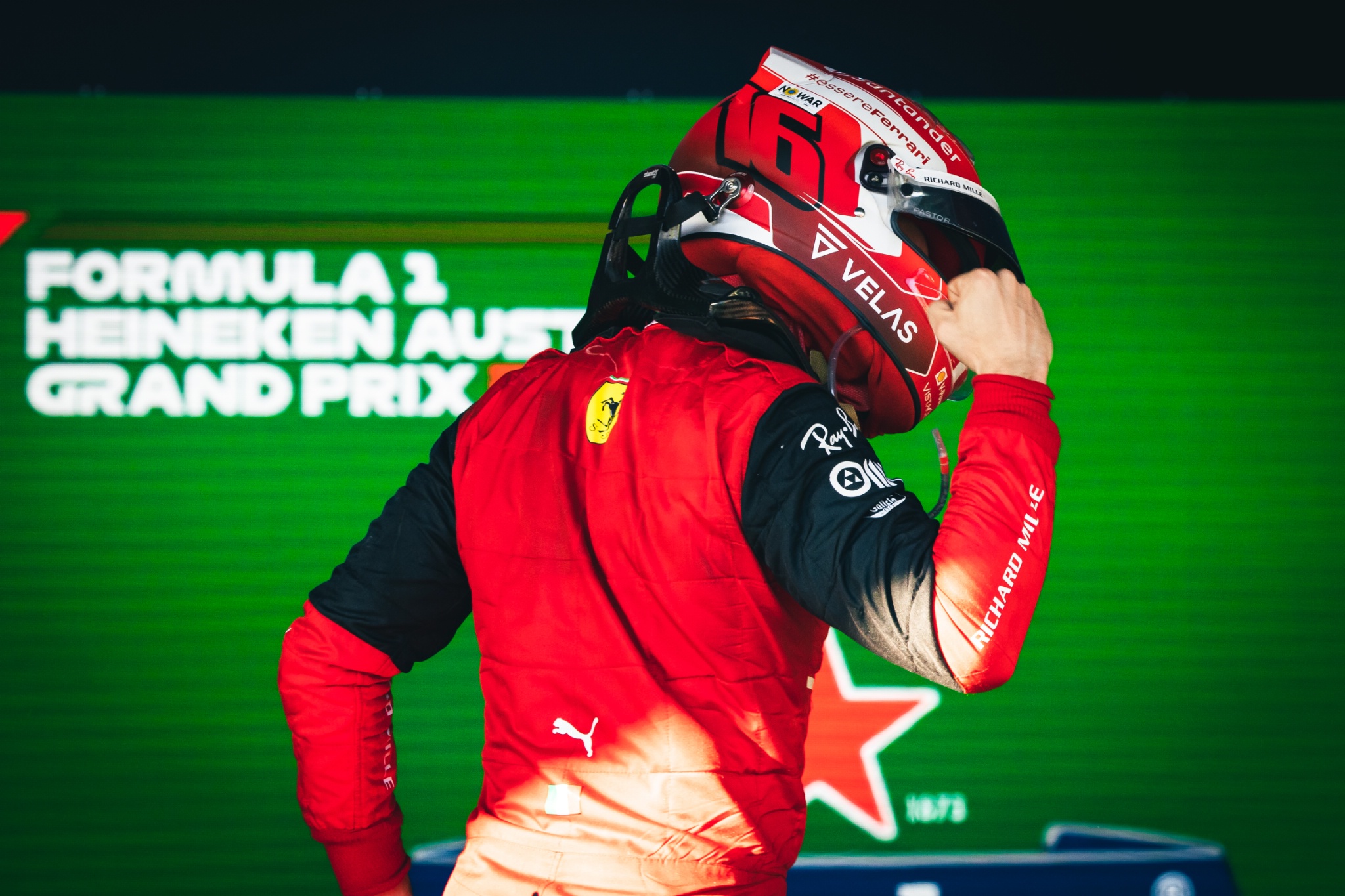 Pemenang lomba Charles Leclerc] (MON) Ferrari merayakan di parc ferme. Kejuaraan Dunia Formula 1, Rd 3, Australian Grand