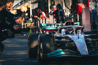 Tempat ketiga George Russell (GBR) Mercedes AMG F1 W13 di parc ferme. Kejuaraan Dunia Formula 1, Rd 3, Grand Australia