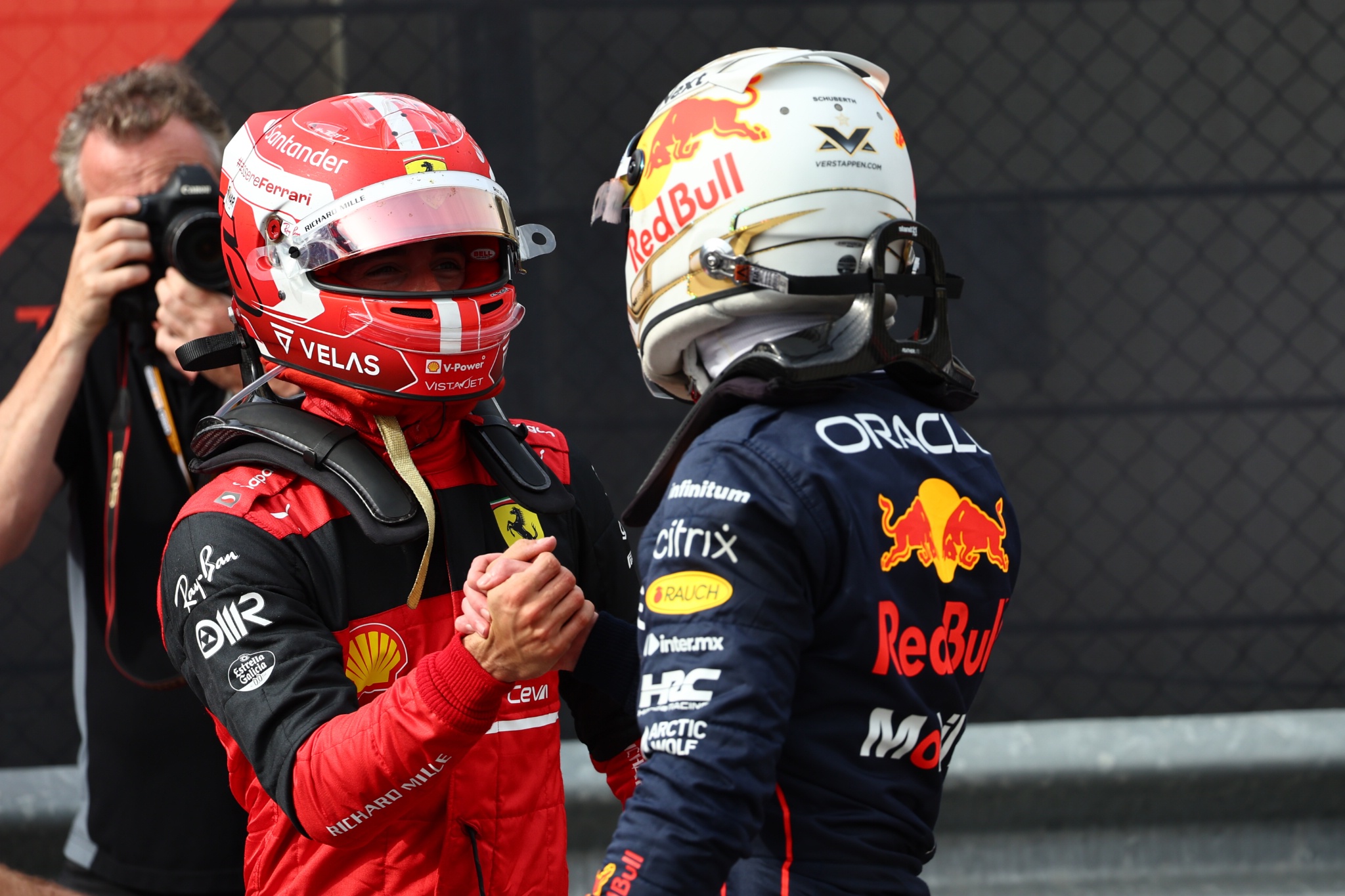 Charles Leclerc (MON) Ferrari F1-75 and Max Verstappen (NLD) Red Bull Racing. Formula 1 World Championship, Rd 4, Emilia