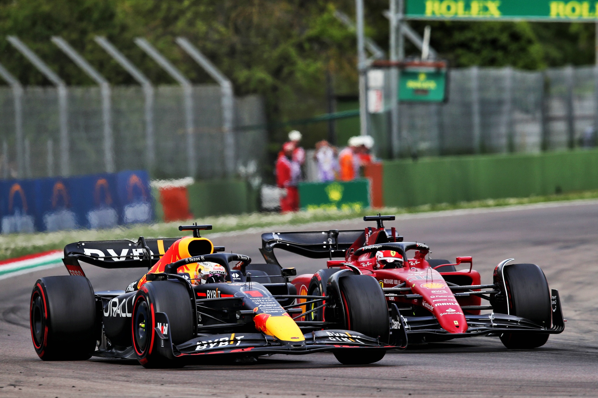 Max Verstappen (NLD) Red Bull Racing RB18 melewati Charles Leclerc (MON) Ferrari F1-75 untuk memimpin. Formula 1 Dunia