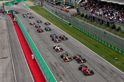 Charles Leclerc (MON) Ferrari F1-75 leads at the start of the race. Formula 1 World Championship, Rd 4, Emilia Romagna