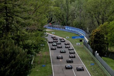 Alexander Albon (THA) ) Williams Racing FW44 dan Nicholas Latifi (CDN) Williams Racing FW44 di awal balapan.