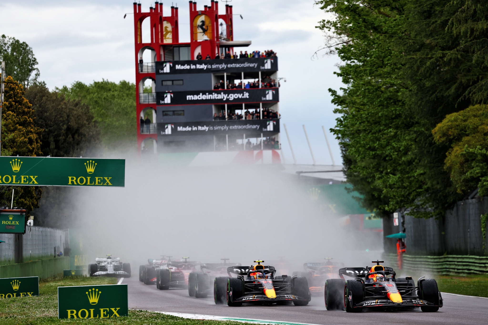 Max Verstappen (NLD) Red Bull Racing RB18 leads at the start of the race. Formula 1 World Championship, Rd 4, Emilia